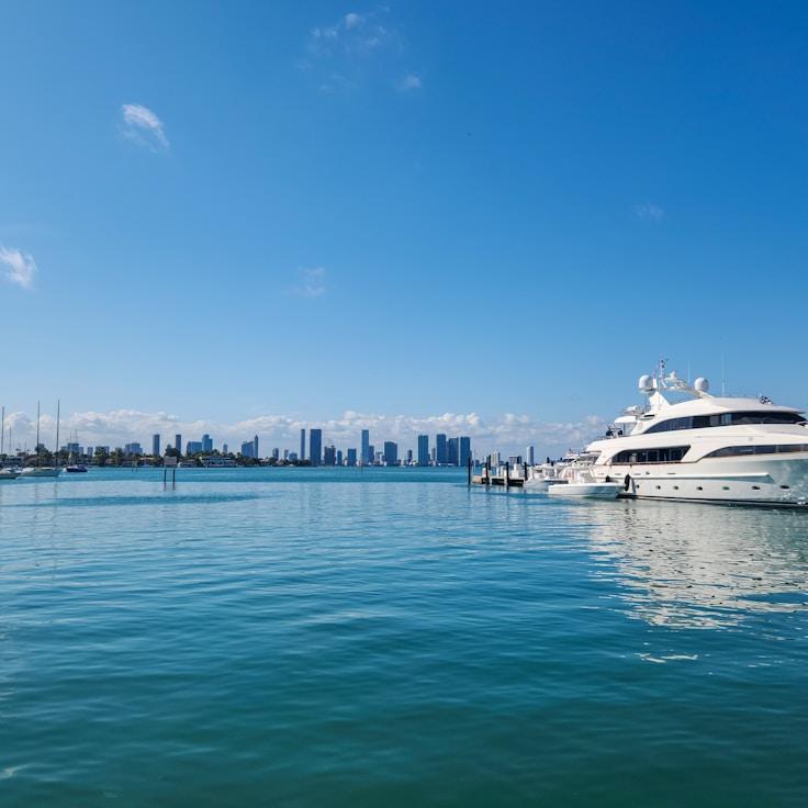 Elegant dining on water